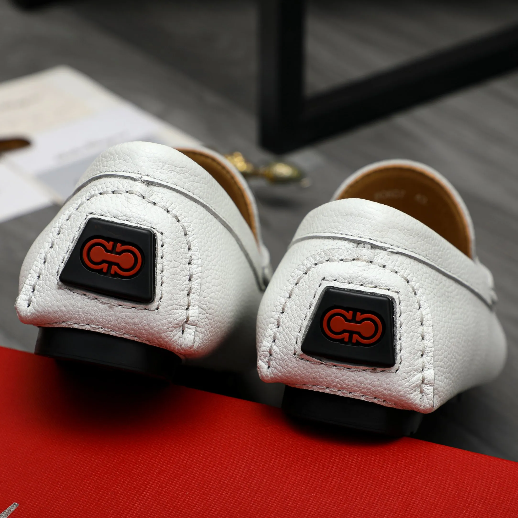 P420 Product trademark: Ferragamo [Ferragamo] Casual slip-on men's shoes Regular size: 38-44 Product material: Selected pebbled cowhide upper, sheepskin lining, original rubber outsole